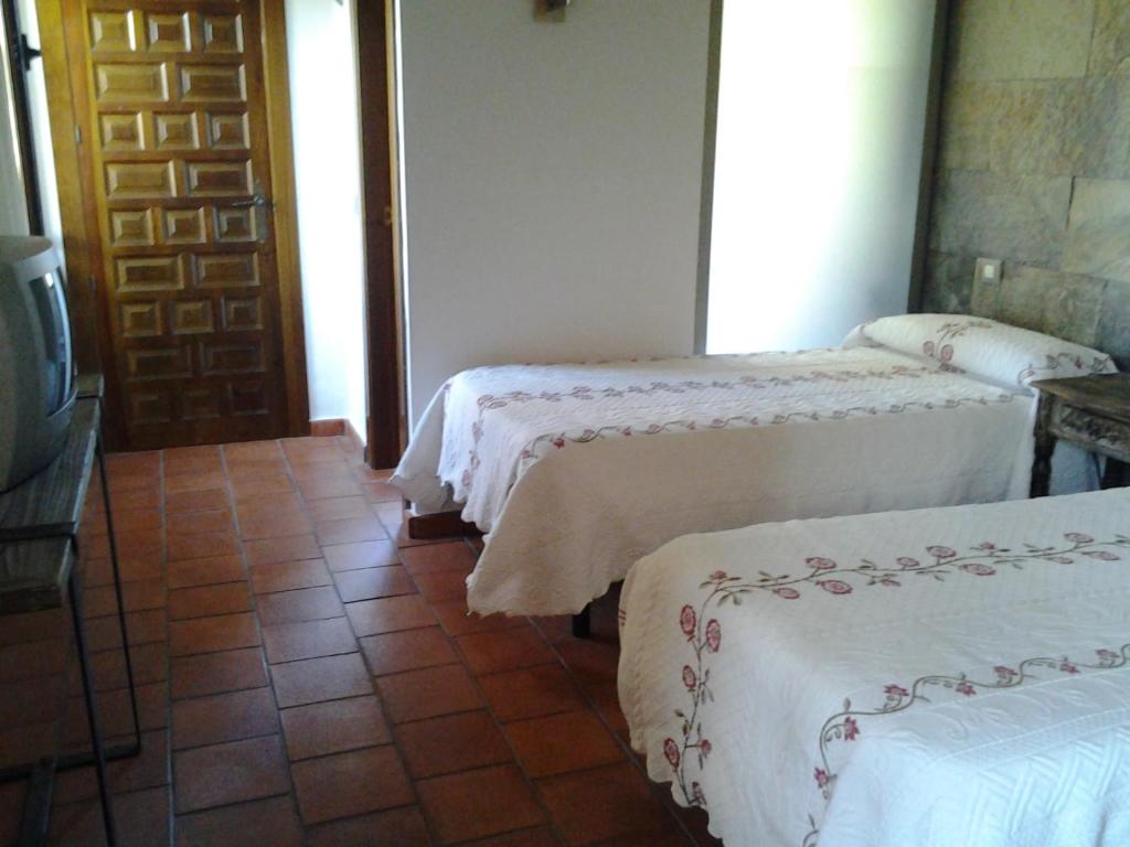 A bed or beds in a room at Casa Rural Hidalgo