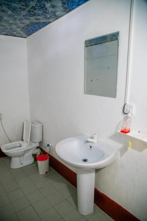 Bay Dreams Beach Hotel & Surf Camp - 8