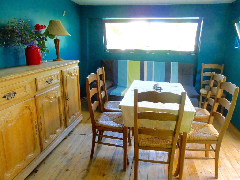 a dining room with a table and chairs and a window at Hostel Del Mar in Varna City