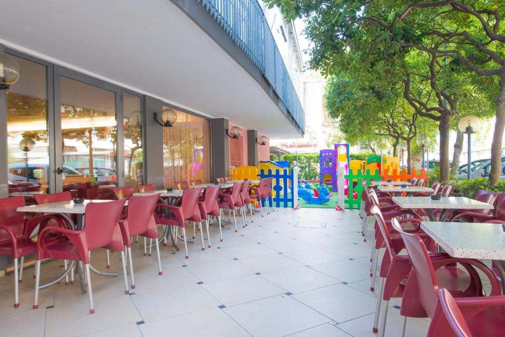 Reštaurácia alebo iné gastronomické zariadenie v ubytovaní Hotel Faber