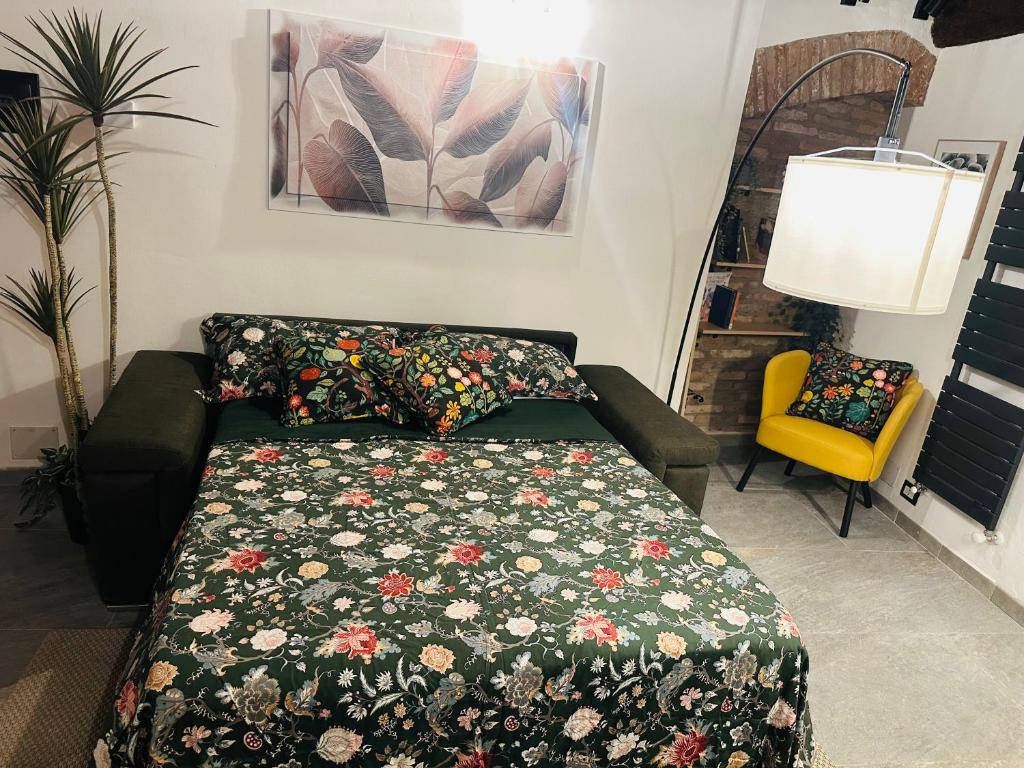 een slaapkamer met een bed, een bank en een stoel bij Veba Ferrara Antica in Ferrara