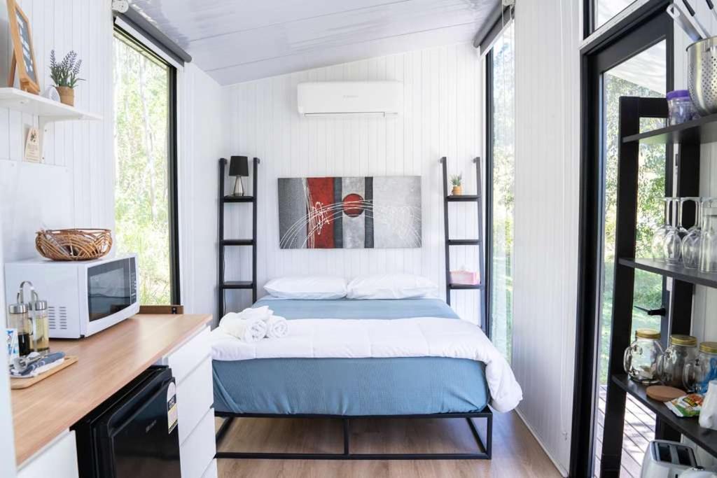 Postel nebo postele na pokoji v ubytování Hill Creek Tiny House 2 by Tiny Away