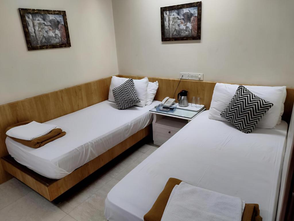 Postel nebo postele na pokoji v ubytování Empire Hotel