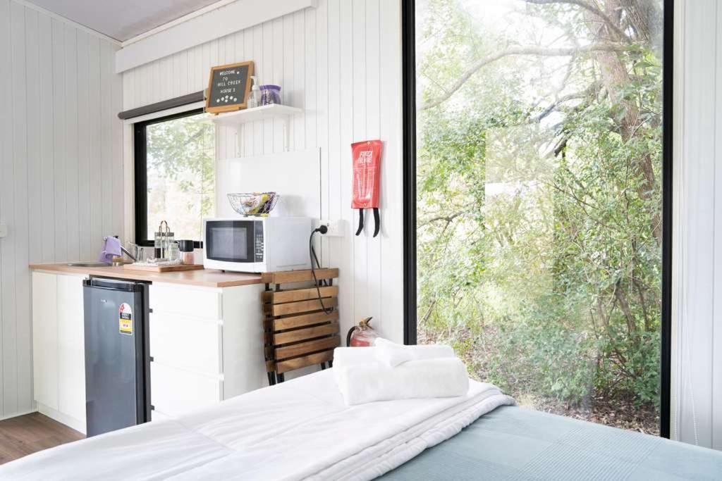 Postel nebo postele na pokoji v ubytování Hill Creek Tiny House 3 by Tiny Away