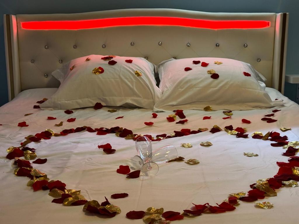 un lit avec un cœur fait de roses dessus dans l'établissement Linstant étoilé SPA Dijon centre, à Dijon