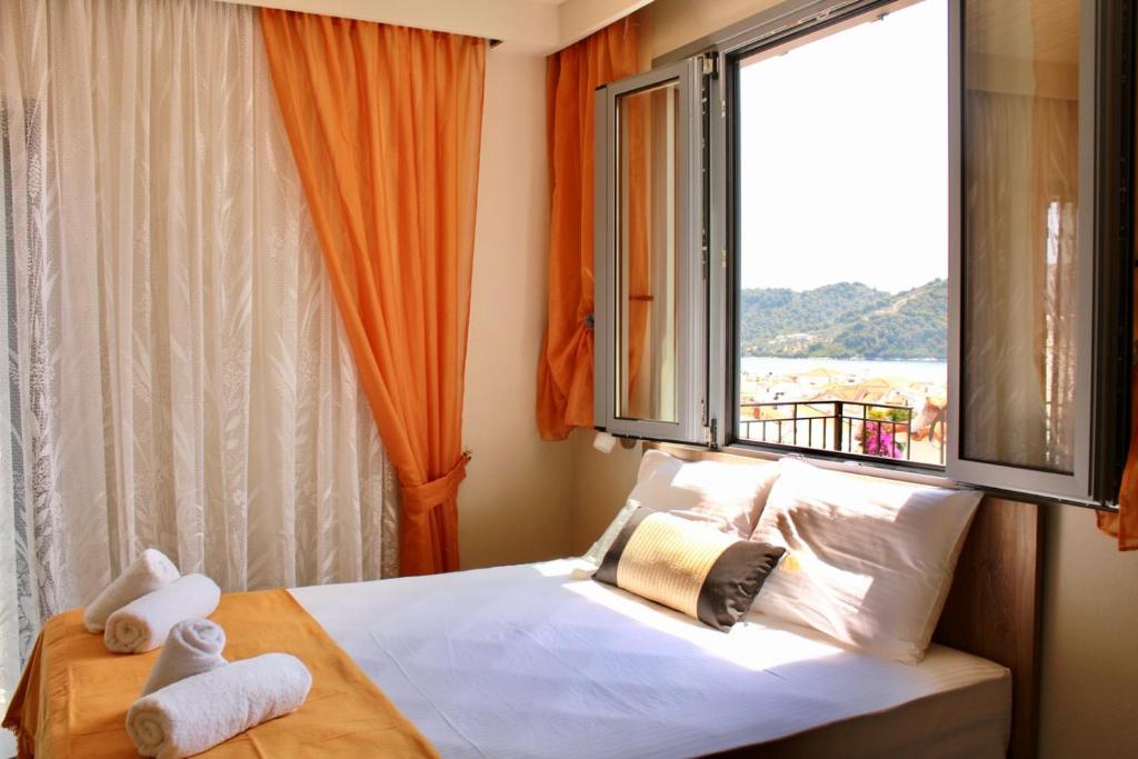 L Anima في مدينة سكياثوس: غرفة نوم مع نافذة عليها مناشف