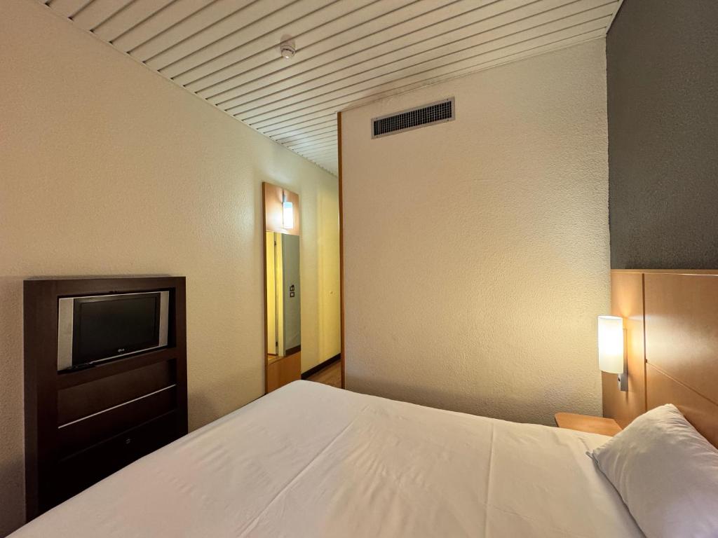 A bed or beds in a room at a&o Hostel Milano Ca Granda