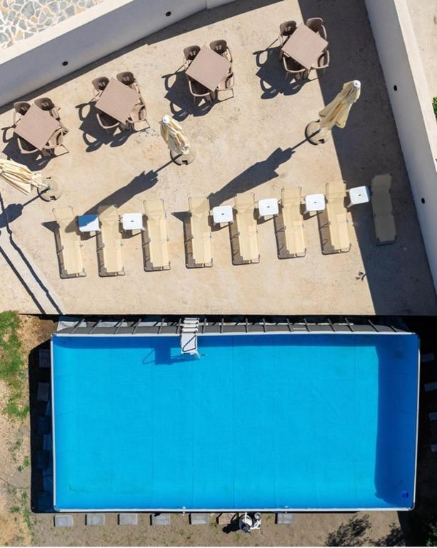 Bazén v ubytování Dhoma Hotel nebo v jeho okolí