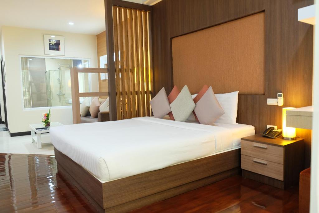Postel nebo postele na pokoji v ubytování Eastpana Executive Residence 304 Prachinburi