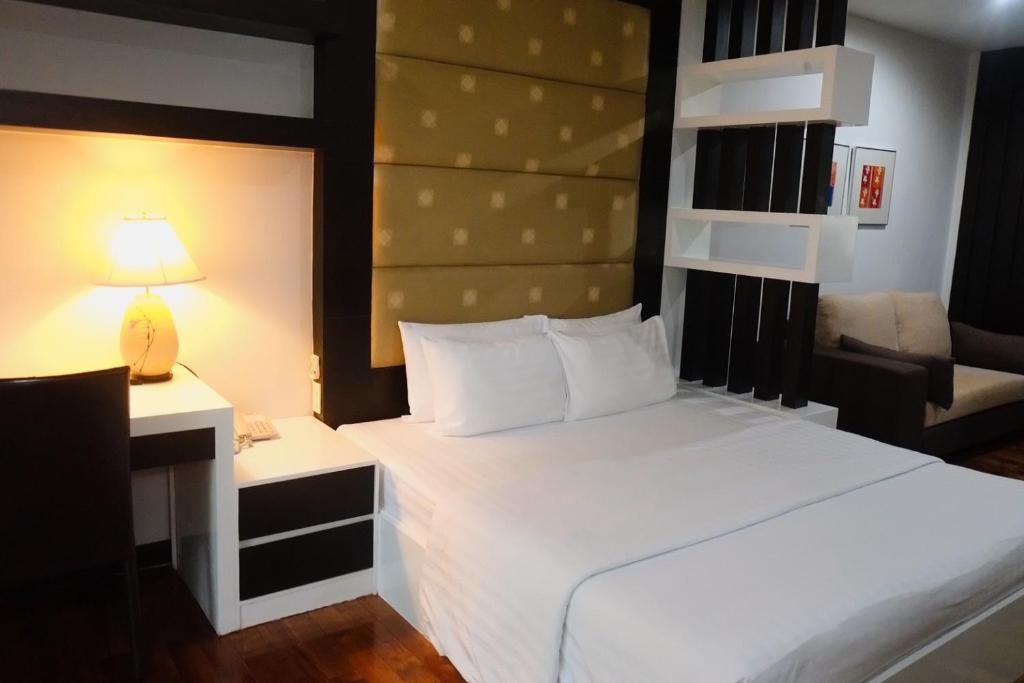 Postel nebo postele na pokoji v ubytování Eastpana Executive Residence 304 Prachinburi