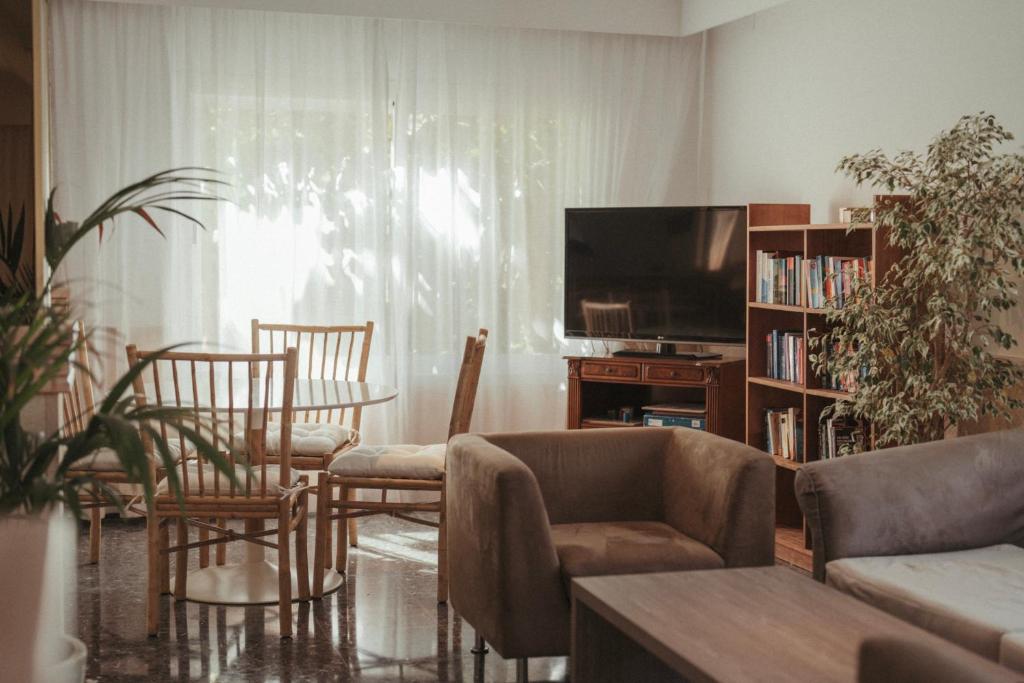 TV a/nebo společenská místnost v ubytování ROC Oberoy - Adults Only