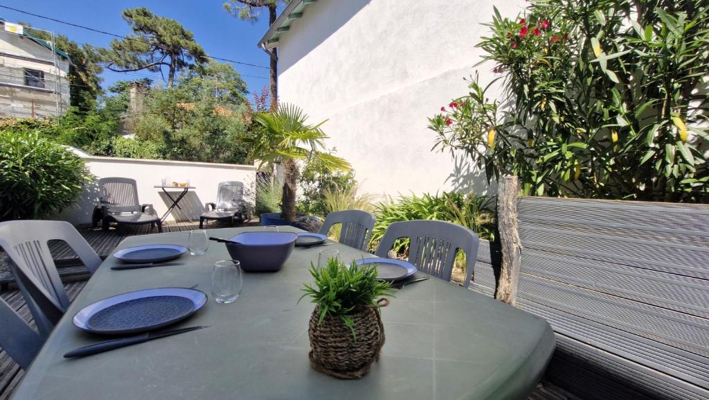 une table avec une ananas assise au-dessus dans l'établissement Saint Georges de Didonne - CONFORT et DETENTE pour cet APPARTEMENT - 400m PLAGE, à Saint-Georges-de-Didonne