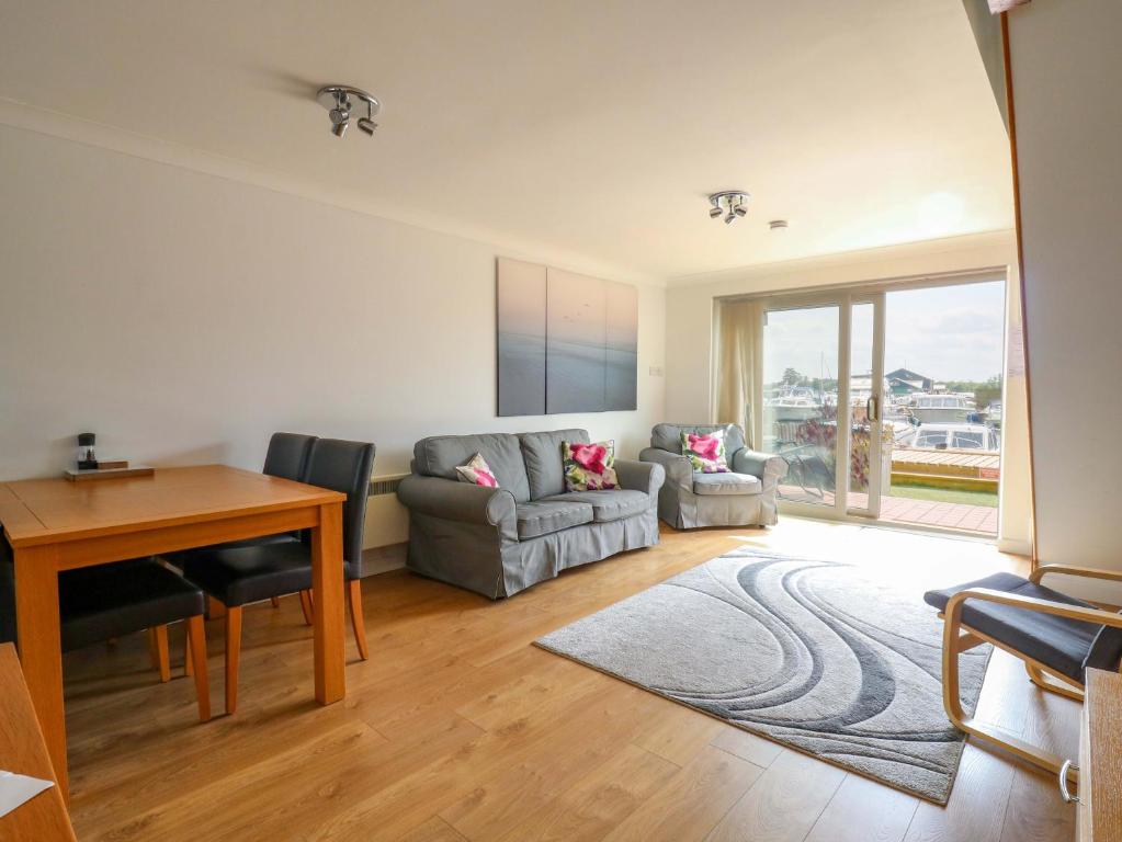 ノリッジにあるKingsmereのテーブルとソファのあるリビングルーム