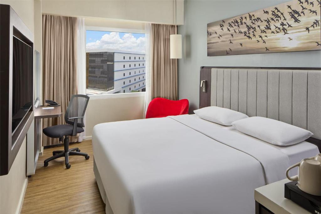 Postel nebo postele na pokoji v ubytování Park Inn By Radisson Clark