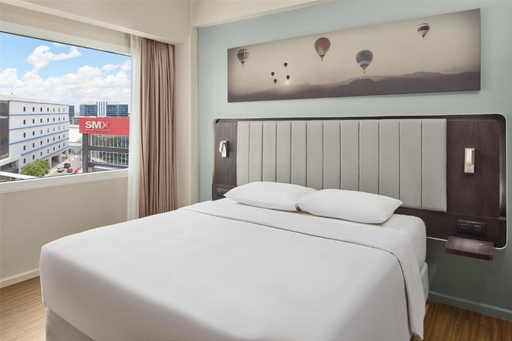Postel nebo postele na pokoji v ubytování Park Inn By Radisson Clark