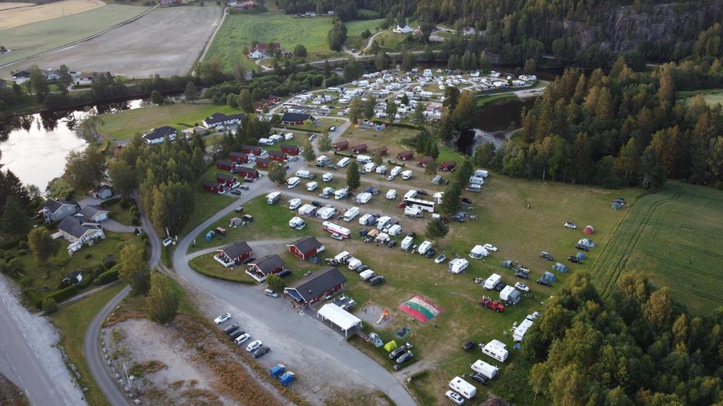 een luchtzicht op een parkeerplaats met auto's bij Sanda Camping og Hytteutleie in Øvrebø