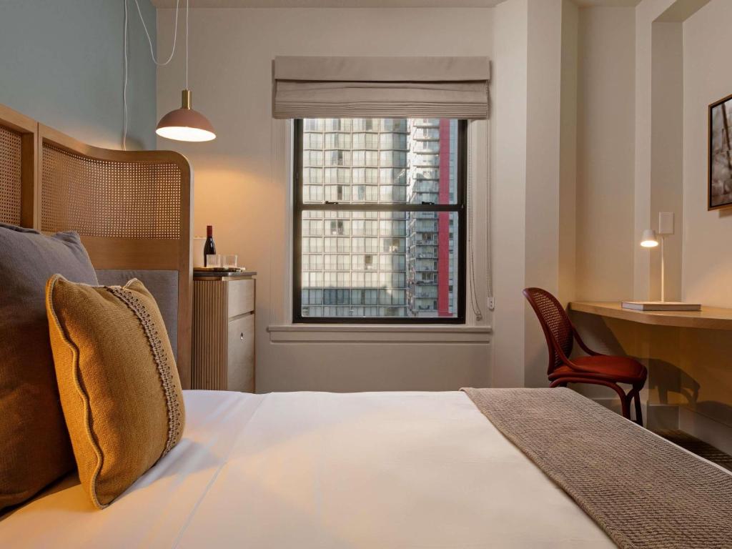 Postel nebo postele na pokoji v ubytování Ändra Hotel Seattle - MGallery Collection