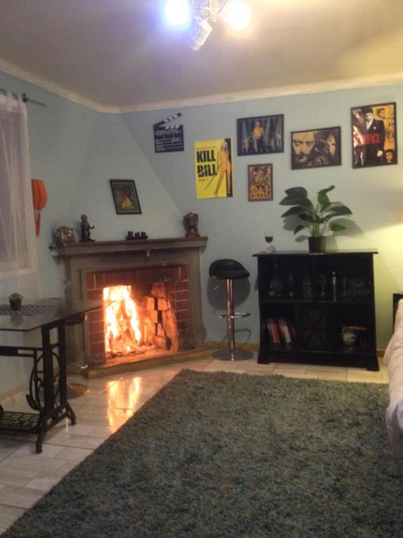 TV a/nebo společenská místnost v ubytování Good Vibes Guest House