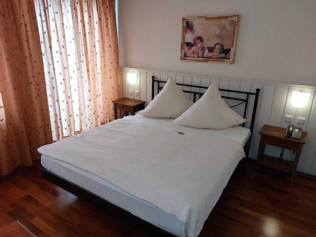 Postel nebo postele na pokoji v ubytování Hotel Goldener Stern