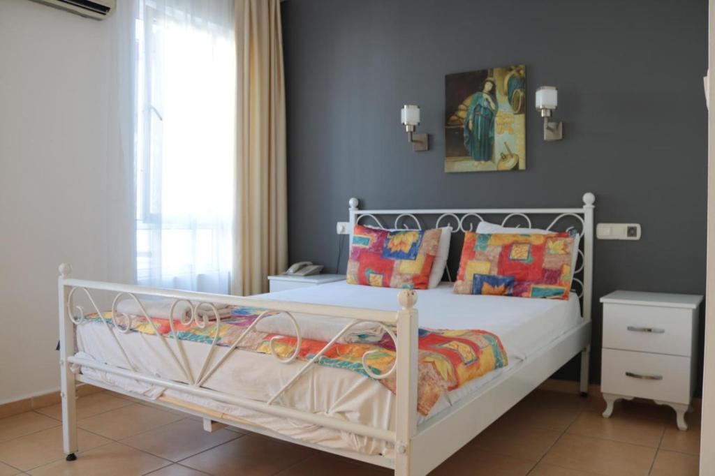 A bed or beds in a room at Taner Otel