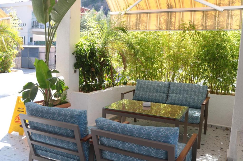 A seating area at Taner Otel