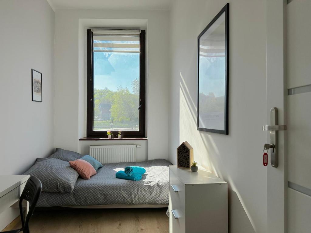 Ένα ή περισσότερα κρεβάτια σε δωμάτιο στο Alpha Room 10 min to Old Town Gdansk