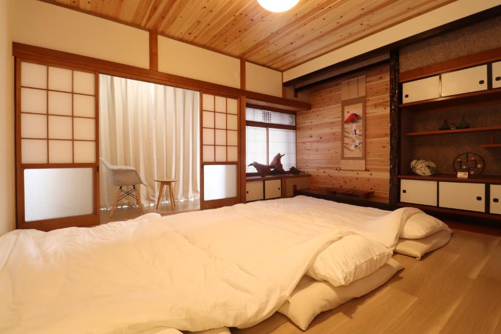 Postel nebo postele na pokoji v ubytování Value Residence Hotel 西之表