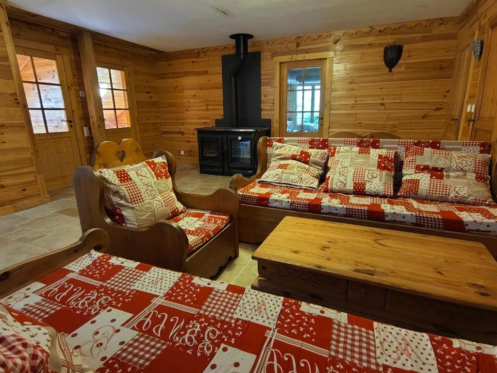 BoulcGîtes au Moulin de Ravel的带沙发和炉灶的客厅