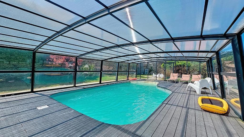 Les Gîtes de Combalat Piscine couverte à proximité de Peaugres