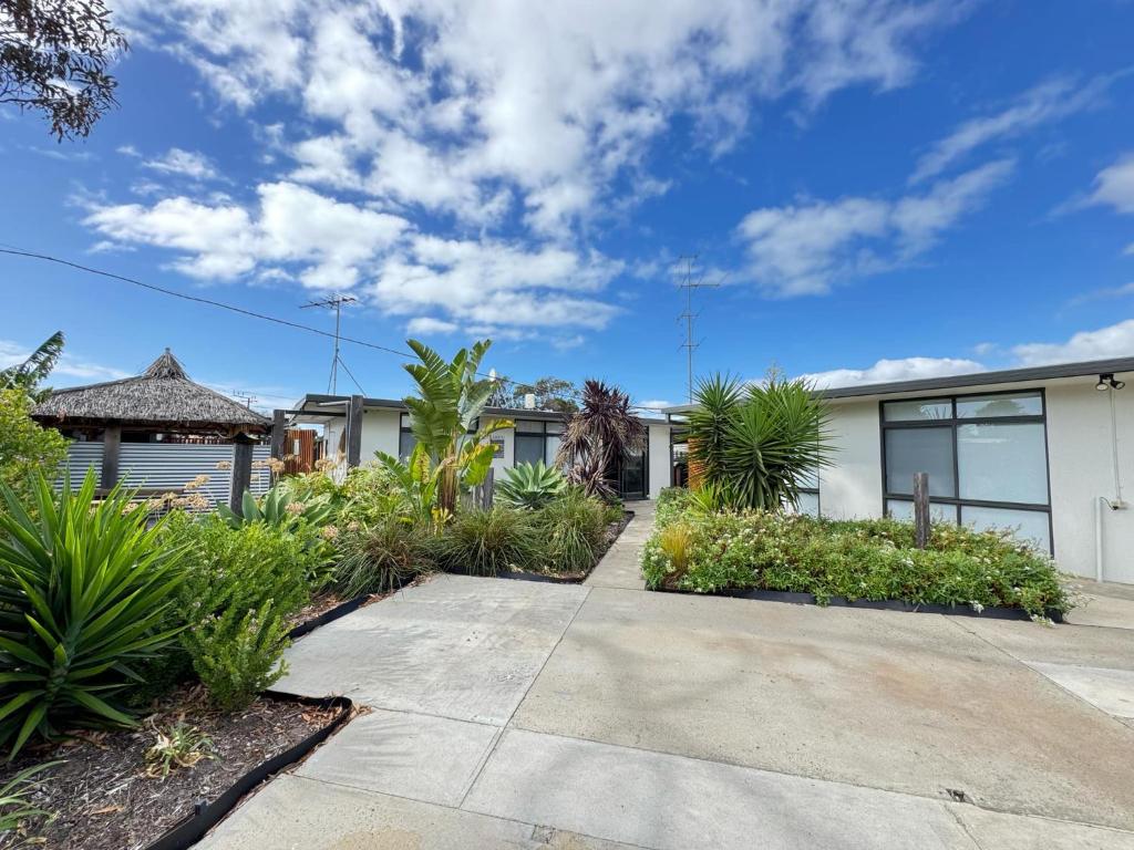 Investigator Beach Breeze Apartments U2 photo