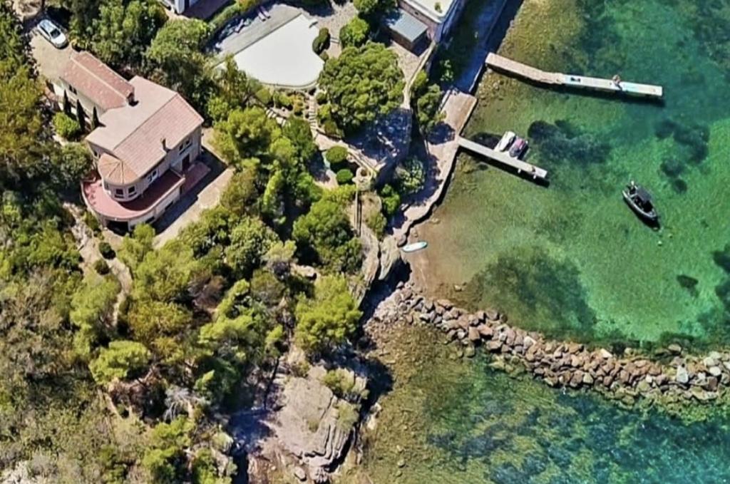 une vue aérienne sur une maison à côté de l'eau dans l'établissement Charmante Villa Provençale pieds dans l'eau avec piscine et plage privée, à Saint-Raphaël