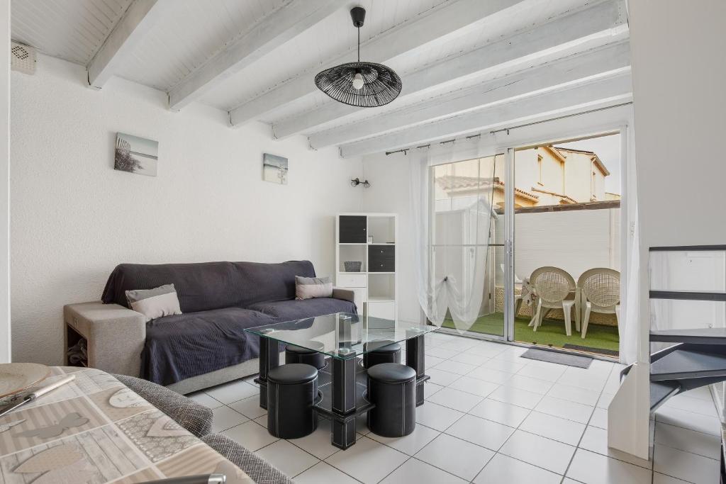 un salon avec un canapé et une table dans l'établissement Cosse Marine - Le Grau d'Agde, au Grau-dʼAgde