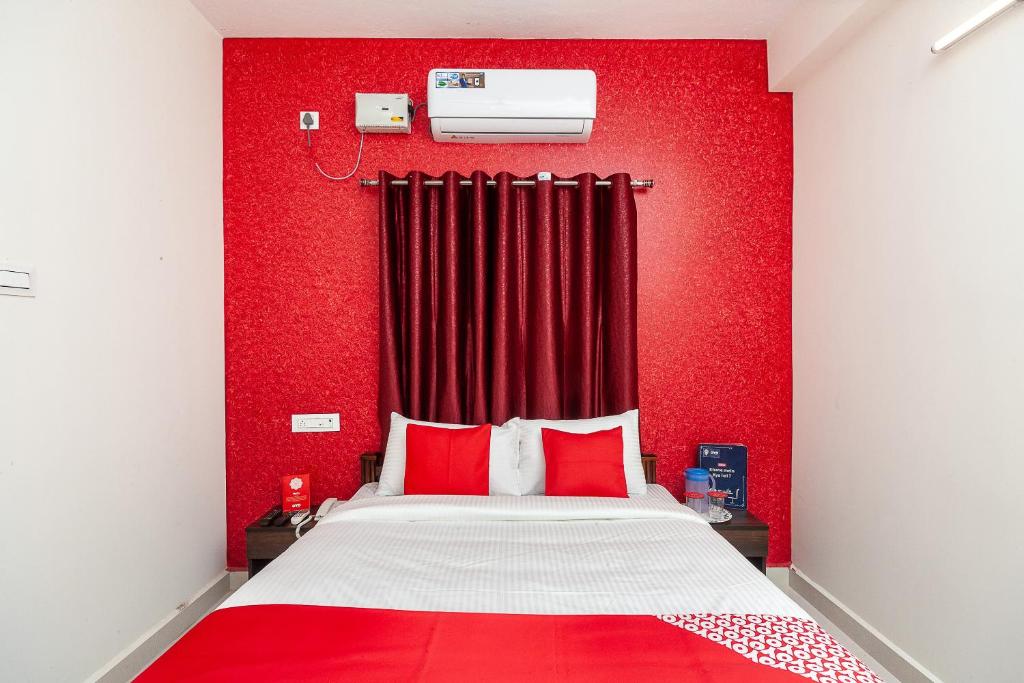 Postel nebo postele na pokoji v ubytování Hotel O Lakshmi Residency