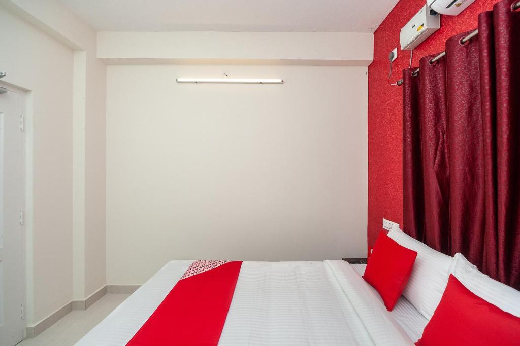 Postel nebo postele na pokoji v ubytování Hotel O Lakshmi Residency