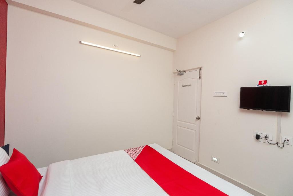 Postel nebo postele na pokoji v ubytování Hotel O Lakshmi Residency