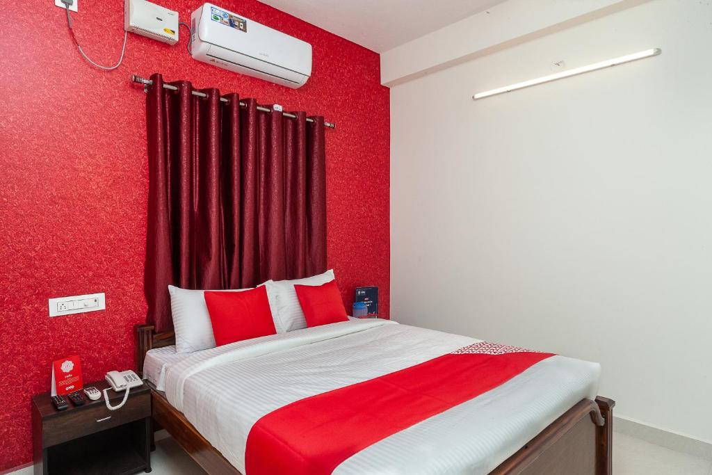 Postel nebo postele na pokoji v ubytování Hotel O Lakshmi Residency