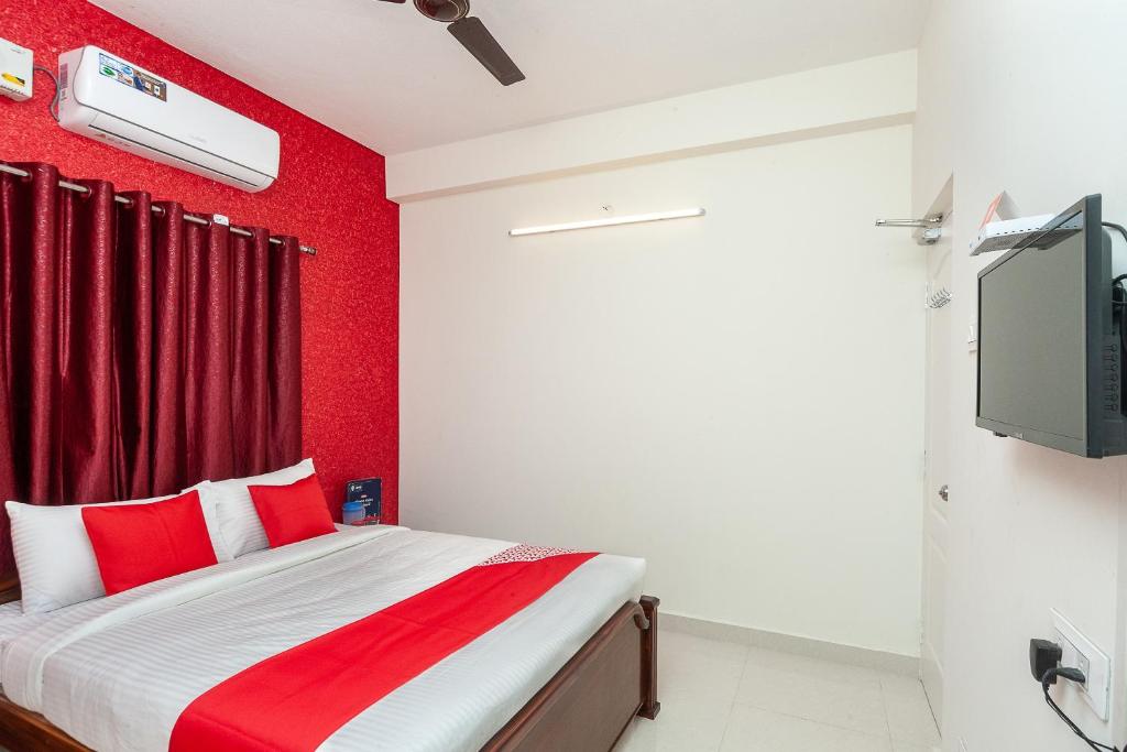 Postel nebo postele na pokoji v ubytování Hotel O Lakshmi Residency