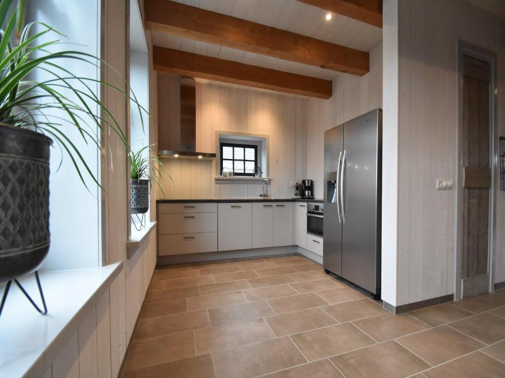 Kuchyň nebo kuchyňský kout v ubytování Spacious holiday home Hazenborgh in Callantsoog near beach