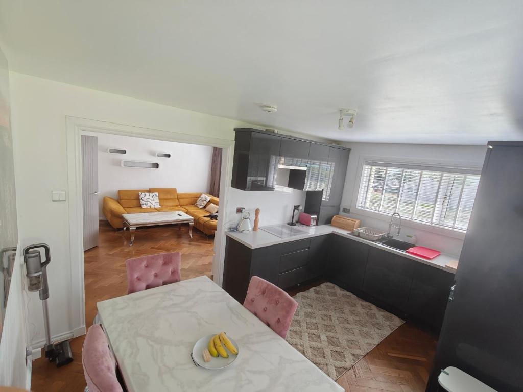 En eller flere senge i et værelse på Modern Ground Level Flat