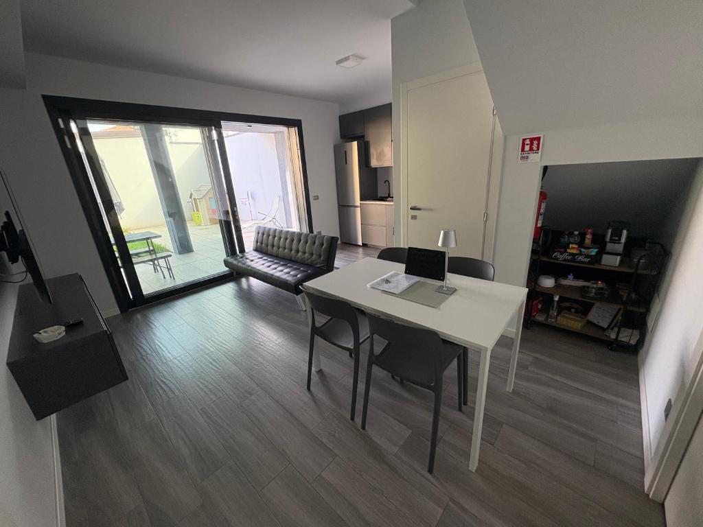 Kuchyň nebo kuchyňský kout v ubytování Casa Darcellas trilocale in a4 con giardino