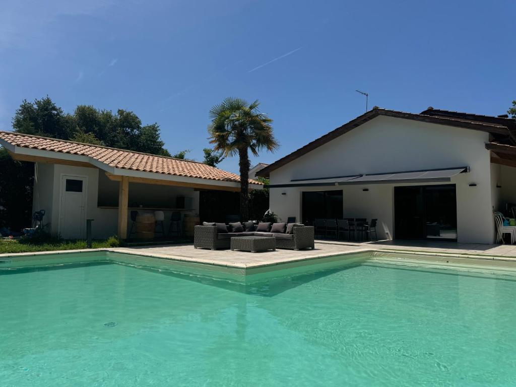 Photo de la galerie de l'établissement Belle maison avec jacuzzi et piscine chauffé, à Eysines