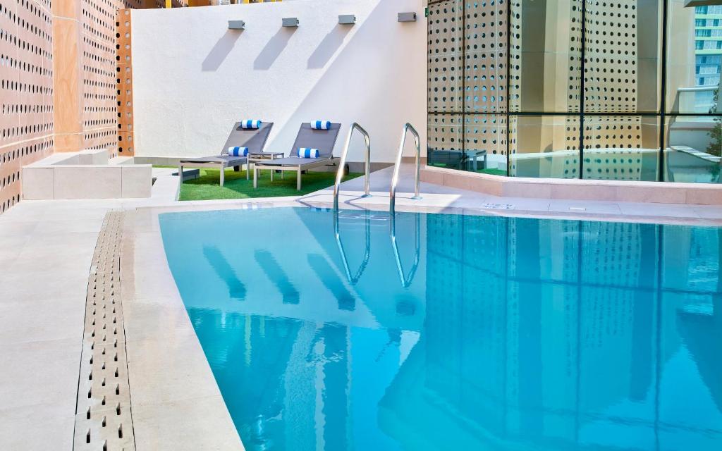 Bazén v ubytování Staybridge Suites - Doha Lusail by IHG nebo v jeho okolí