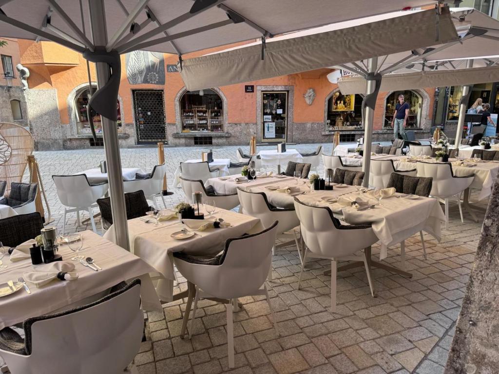 Reštaurácia alebo iné gastronomické zariadenie v ubytovaní Hotel Innsbruck