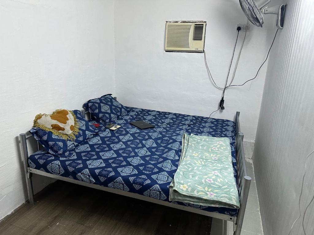 シャルジャにあるSpectrum Villaのエアコン付きの部屋にある小さなベッド