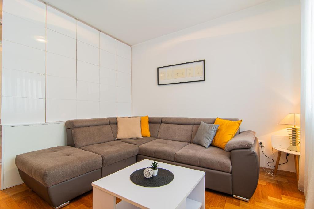 Flexible SelfCheckIns 97 - Zagreb - Garden - Parking- Loggia - 2 Bedrooms