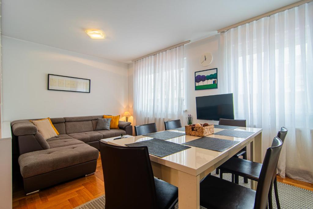 Televiisor ja/või meelelahutuskeskus majutusasutuses Flexible SelfCheckIns 97 - Zagreb - Garden - Parking- Loggia - 2 Bedrooms