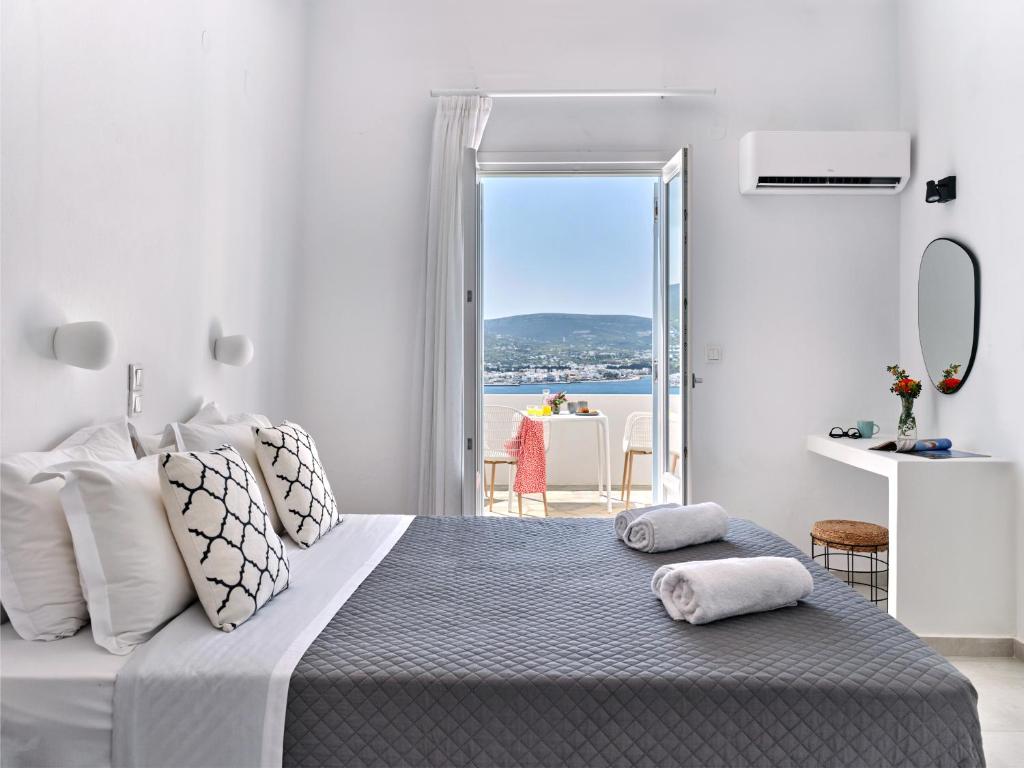 Postel nebo postele na pokoji v ubytování Akrotiri Hotel