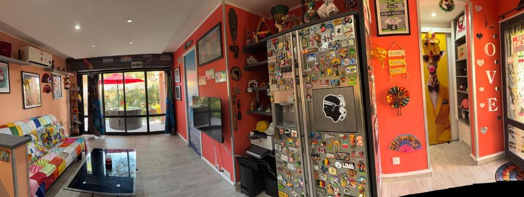 une pièce avec un tas de jouets sur le mur dans l'établissement Résidence haut de gamme - 45m2 refait à neuf en juin 2024 avec très grande piscine chauffée, au Cap d'Agde