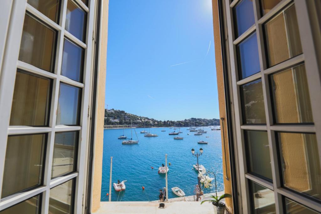 - une vue sur le port depuis une fenêtre ouverte dans l'établissement MARINE AP4445 By Riviera Holiday Homes, à Villefranche-sur-Mer