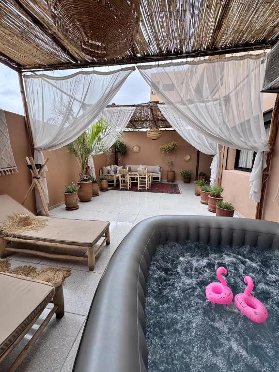 due fenicotteri rosa seduti in una piscina di Authentic Apartmentic in Gueliz Marrakech a Marrakech
